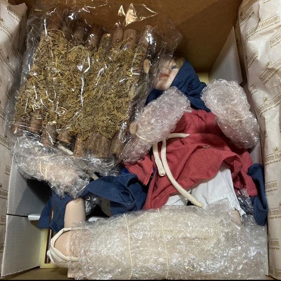 The Ashton-Drake Galleries “The Holy Family” Christmas Nativity Scene Dolls COA - Picture 2 of 4